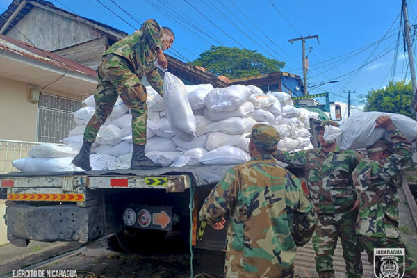 Ejército descarga paquetes alimenticios para familias en San Carlos