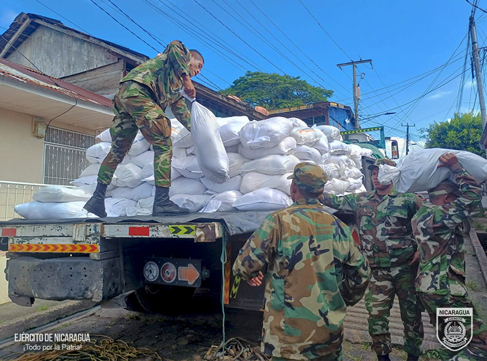 Ejército descarga paquetes alimenticios para familias en San Carlos