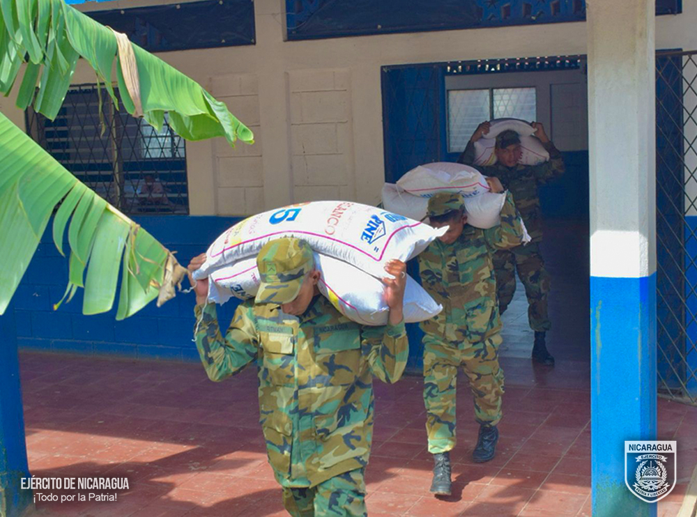 Ejército de Nicaragua participa en traslado de merienda escolar y sofocación de incendio en Juigalpa