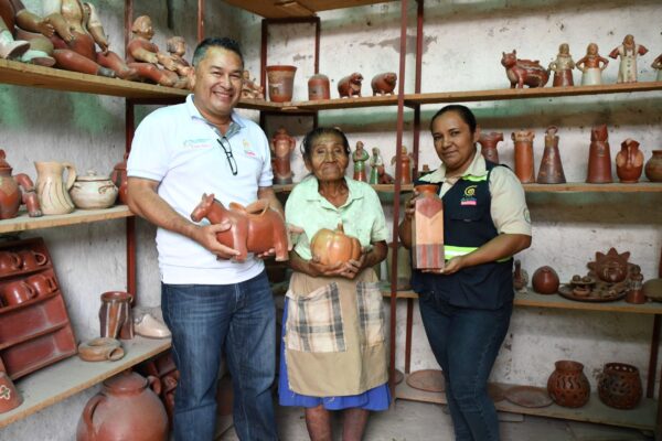 MARENA impulsa economía familiar con visita al emprendimiento artesanal “Loma Panda”