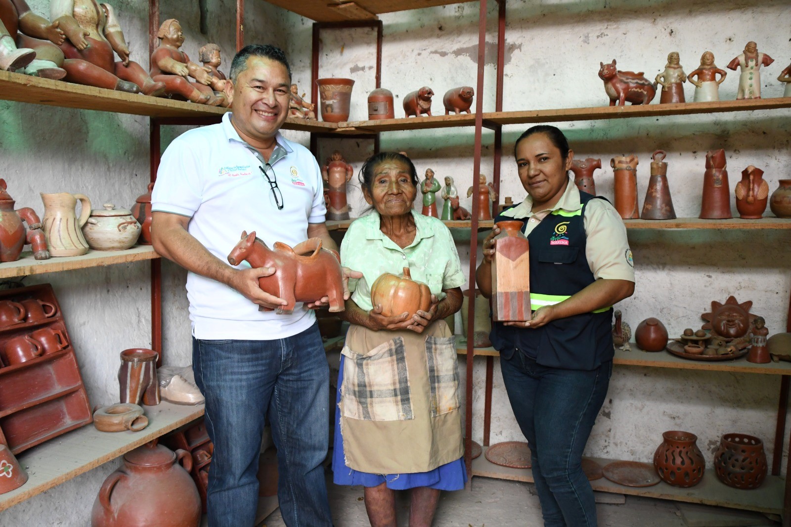 MARENA impulsa economía familiar con visita al emprendimiento artesanal “Loma Panda”