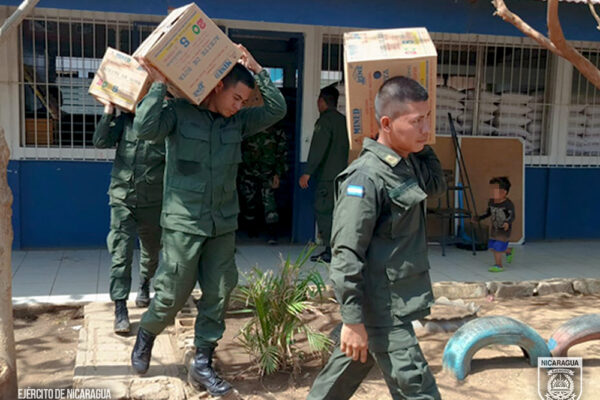 Ejército traslada merienda escolar para 450 estudiantes en Mateare
