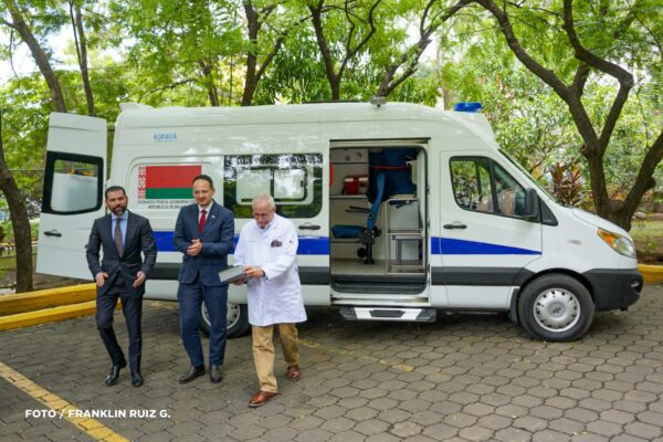 Belarús dona ambulancia equipada a Nicaragua como parte de su cooperación bilateral en salud