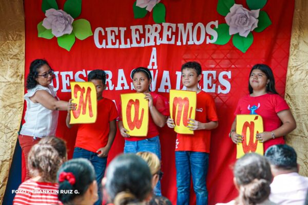 Con Amor y Alegría, estudiantes del Colegio San Sebastián celebran a las madres