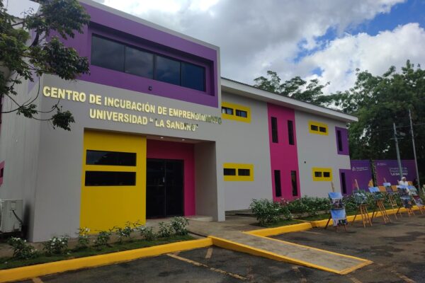 Universidad para Emprendedores «La Sandino»: Formación, Innovación y Desarrollo