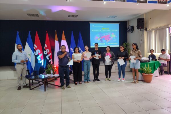 Jóvenes fortalecen su liderazgo y expresión