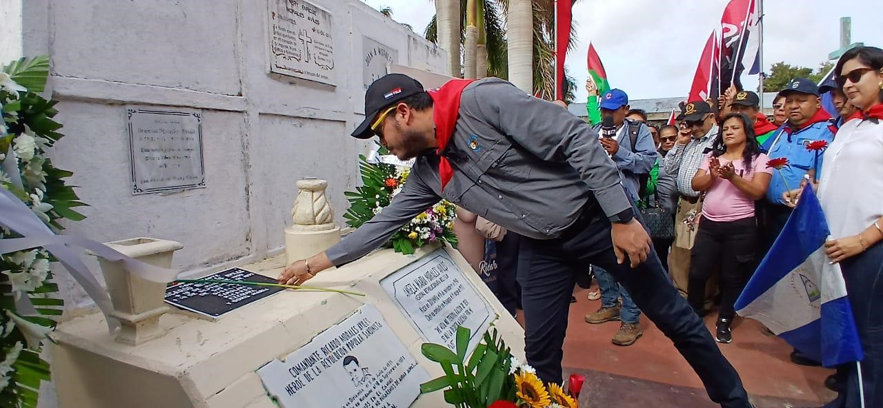 Rinden homenaje con flores al Comandante Ricardo Morales Avilés en su 86 natalicio
