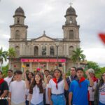 Una flor para Carlos: la juventud honra al padre de la Revolución Sandinista