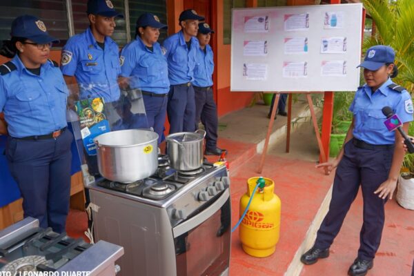 Bomberos Unidos realizan ejercicio sobre el manejo seguro del gas licuado y control de fugas