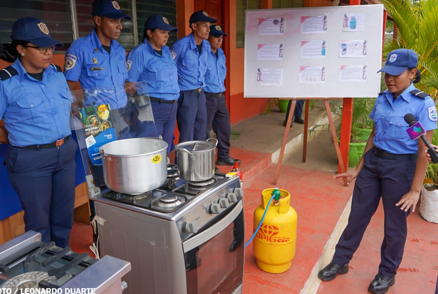 Bomberos Unidos realizan ejercicio sobre el manejo seguro del gas licuado y control de fugas