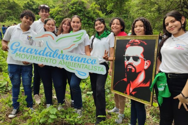 Jóvenes universitarios reforestan Nejapa en honor a Carlos Fonseca Amador