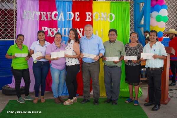 MINED entrega bono presidencial a docentes en conmemoración del Día del Maestro