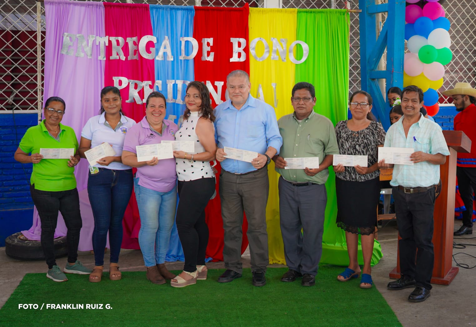 MINED entrega bono presidencial a docentes en conmemoración del Día del Maestro