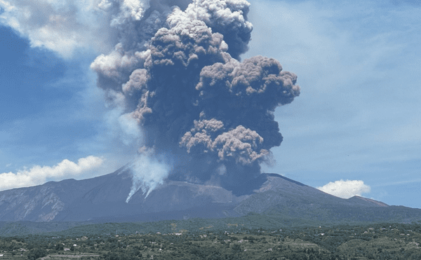 Italia en alerta: el volcán Etna entra en erupción en Sicilia