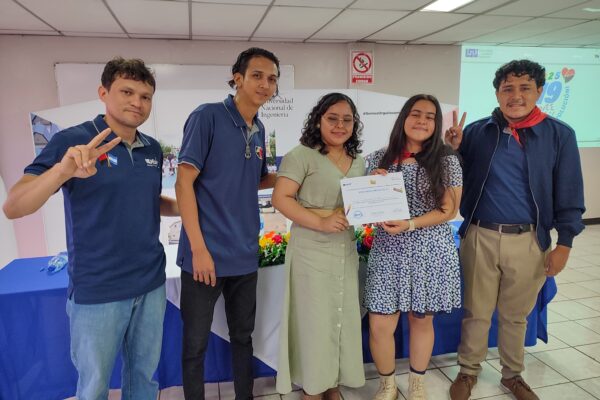 Premian a los ganadores del concurso de artes gráficas “Revolución Creativa”
