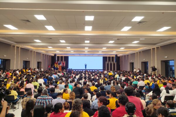 UNAN-Managua inaugura auditorio en homenaje al Comandante Julio Buitrago y al compromiso con la educación