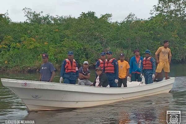 Ejército de Nicaragua rescata a cinco personas y recupera cuerpo sin vida en la Costa Caribe Norte