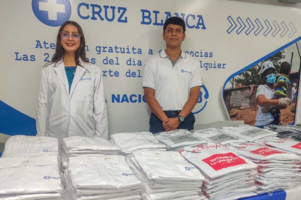Cruz Blanca entrega uniformes a su personal para fortalecer atención y seguridad
