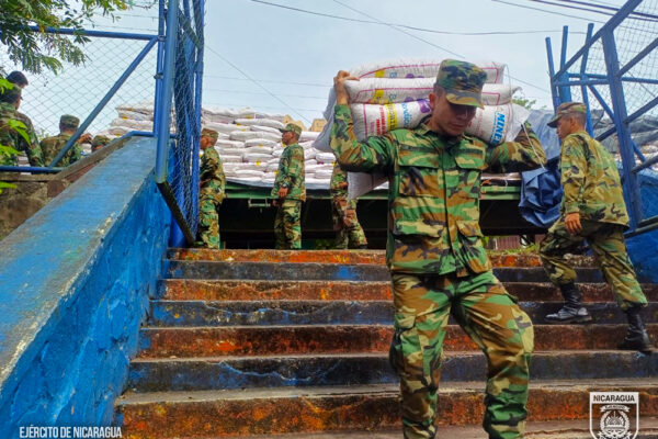 Ejército de Nicaragua apoya descargue de merienda escolar en Río San Juan