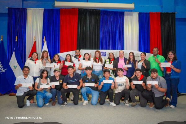 UNI entrega más de dos mil becas del pueblo