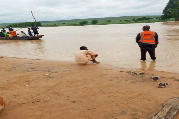 Tragedia en Nigeria: se reportan 40 desaparecidos por naufragio en el río Níger