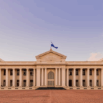 Palacio Nacional se ilumina con los colores de la bandera de Rusia