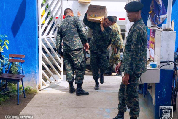 Ejército de Nicaragua respalda distribución de merienda escolar en Ciudad Sandino