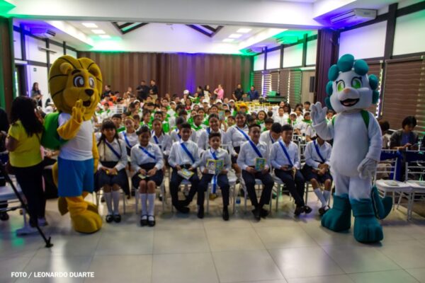 Niñez capitalina protagoniza historieta ecológica con las mascotas Xolt y Santi