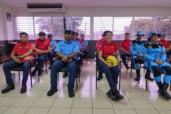 Capacitan a 25 bomberos en técnicas avanzadas de rescate en altura
