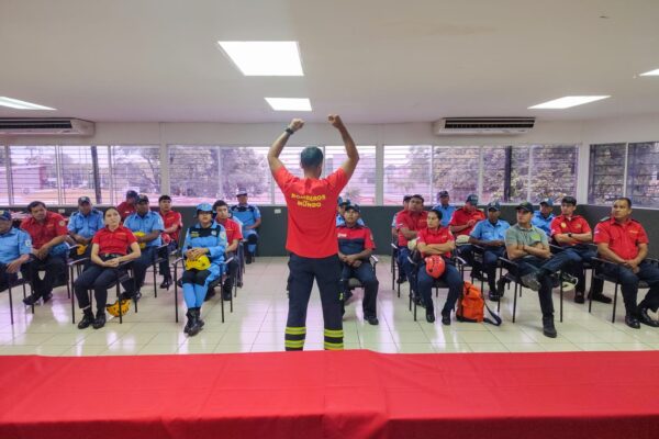 Bomberos de Nicaragua reciben capacitación internacional en rescate vertical