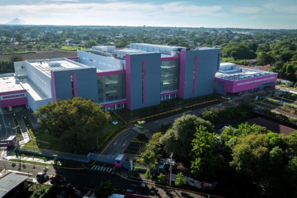 Con espíritu revolucionario, León recibe su nuevo hospital escuela