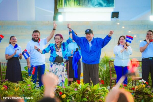 Copresidentes reciben la luz centroamericana con orgullo patrio