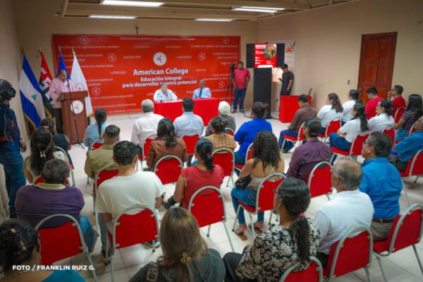American College desarrolla conferencia «Nuestra historia de lucha por la soberanía nacional»