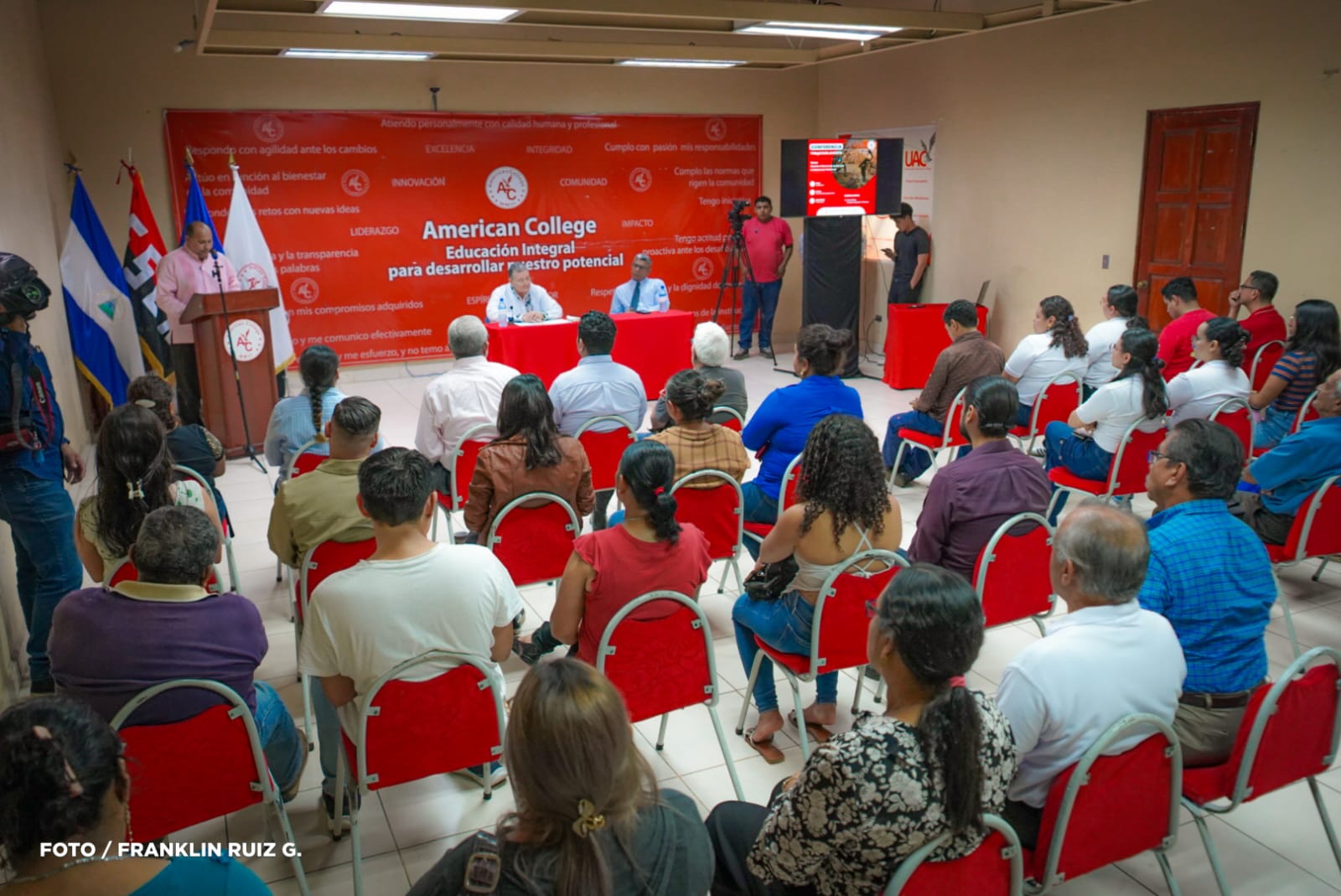 American College desarrolla conferencia «Nuestra historia de lucha por la soberanía nacional»