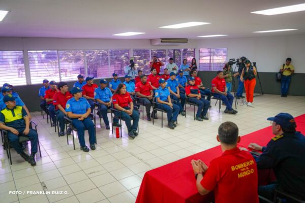 Bomberos fortalecen capacidades con curso especializado en extinción de incendios