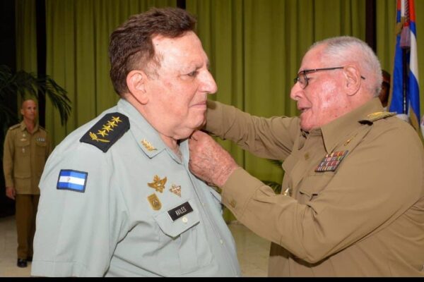 Las Fuerzas Armadas Revolucionarias de Cuba condecoran al Comandante en Jefe del Ejército de Nicaragua