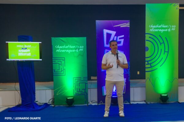 Ganadores de Hackathon Disruptivo 2025 sostienen intercambio de aprendizaje