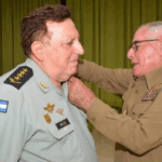 Fuerzas armadas revolucionarias de Cuba condecoran al jefe del Ejército nicaragüense