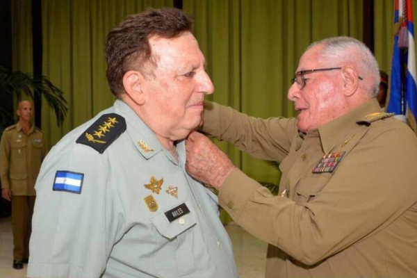 Fuerzas armadas revolucionarias de Cuba condecoran al jefe del Ejército nicaragüense