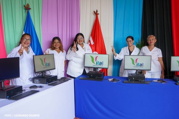 Gobierno de Nicaragua fortalece el sistema de salud con la entrega de 2,500 computadoras