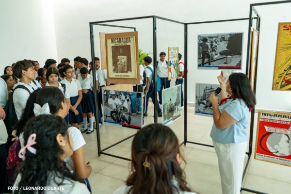 Clausuran exposición fotográfica en homenaje al héroe de la Paz Brian Wilson