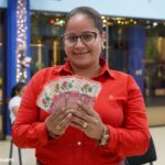 Trabajadores del Estado reciben pago de aguinaldo con aumento salarial