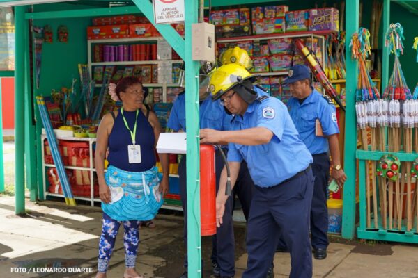 Bomberos Unidos realizan inspección de seguridad en tramos de pólvora del sector Pista El Dorado