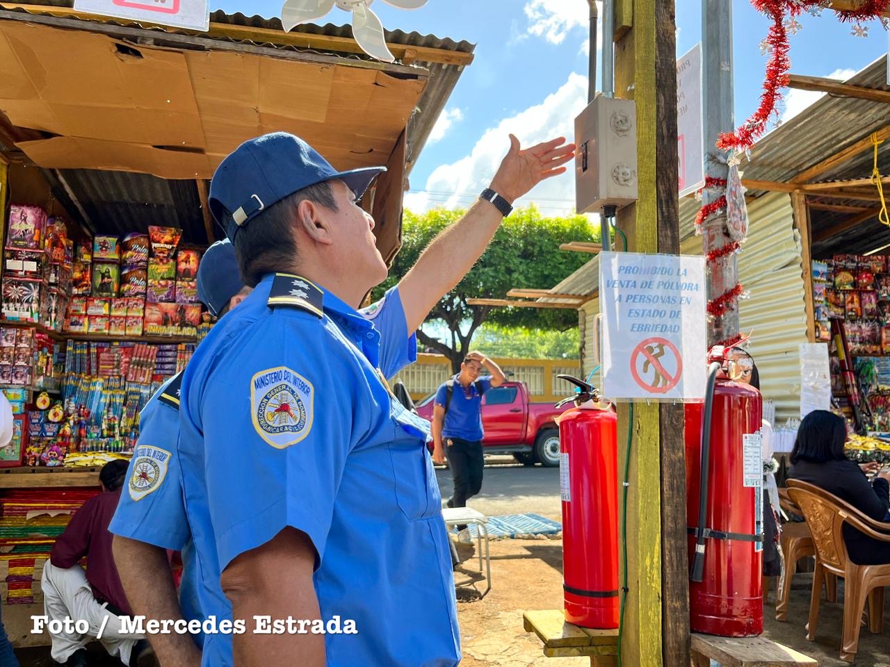 Bomberos Unidos inspeccionan puestos de pólvora en la Rotonda La Virgen