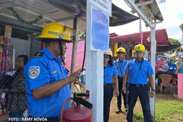 Bomberos inspeccionan venta de pólvora en Managua como parte del Plan Diciembre Seguro