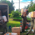 Miembros del Batallón Ecológico descargan insumos médicos en Prinzu Pawanka