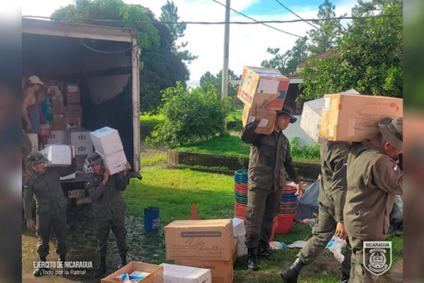 Miembros del Batallón Ecológico descargan insumos médicos en Prinzu Pawanka