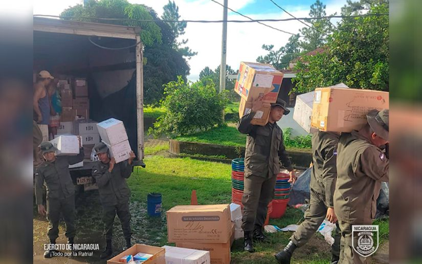 Miembros del Batallón Ecológico descargan insumos médicos en Prinzu Pawanka