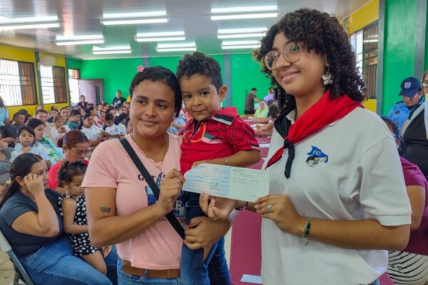 Alegría y derechos restituidos: Niños del Colegio Otto de la Rocha reciben el Bono Presidencial