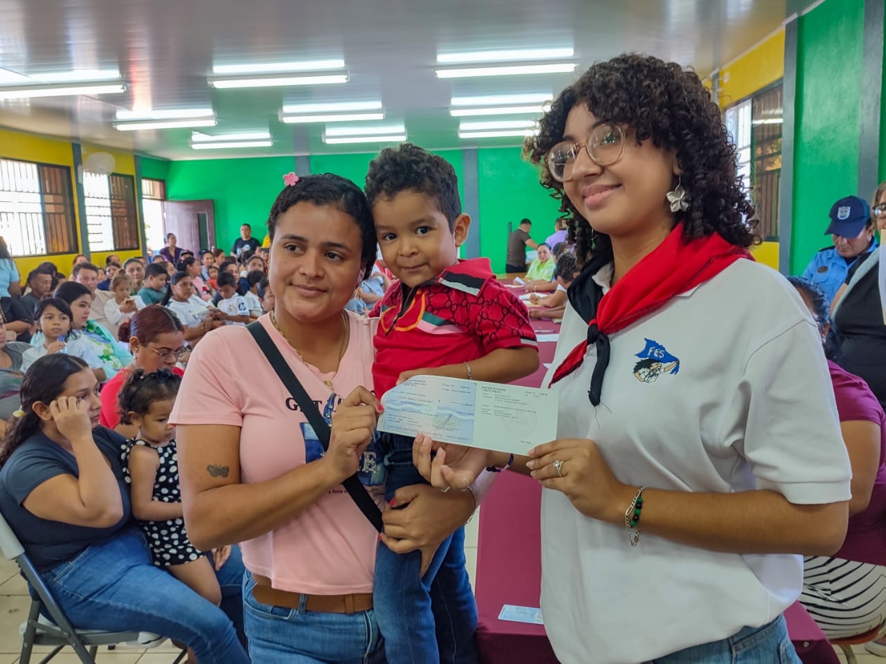 Alegría y derechos restituidos: Niños del Colegio Otto de la Rocha reciben el Bono Presidencial